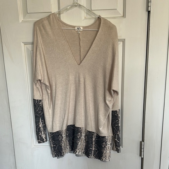 BKE Vneck Long sleeve top size XS - Picture 1 of 4
